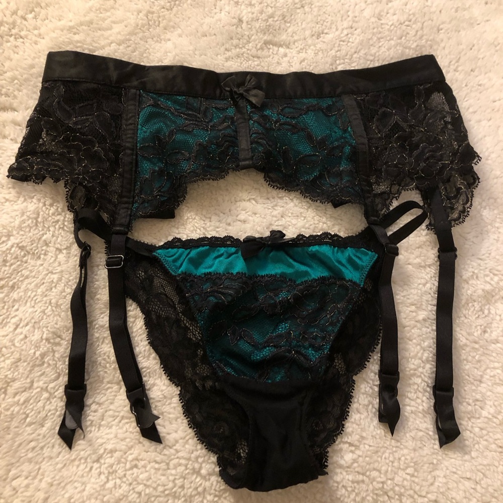 Victoria’s Secret Lace garter and panty set women’s medium (clean)